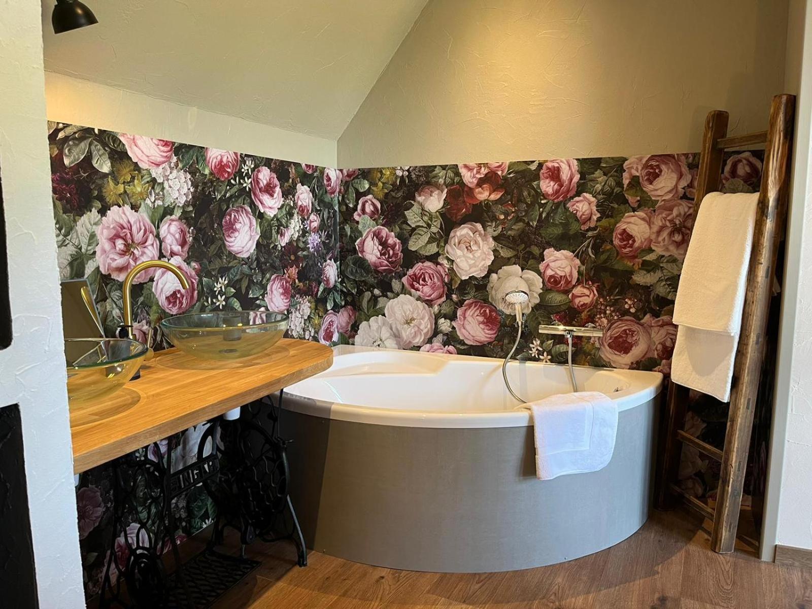 Maison D'Hote Avec Sauna Et Jacuzzi A La Campagne Les Portes du Coglais Exterior foto